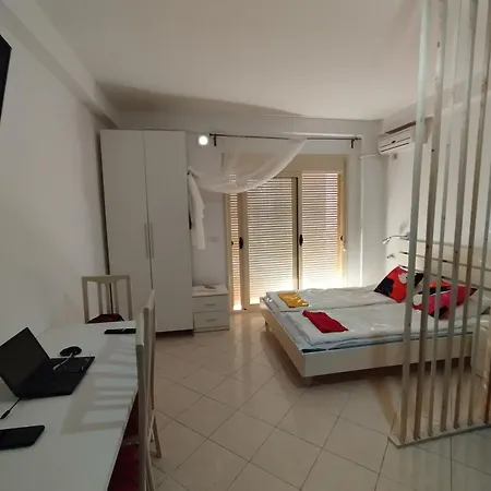 Irek's Lungomare Apartment Vlore